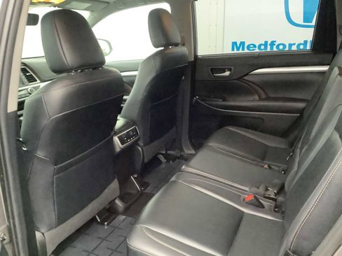 Used 2019 Toyota Highlander XLE image 12