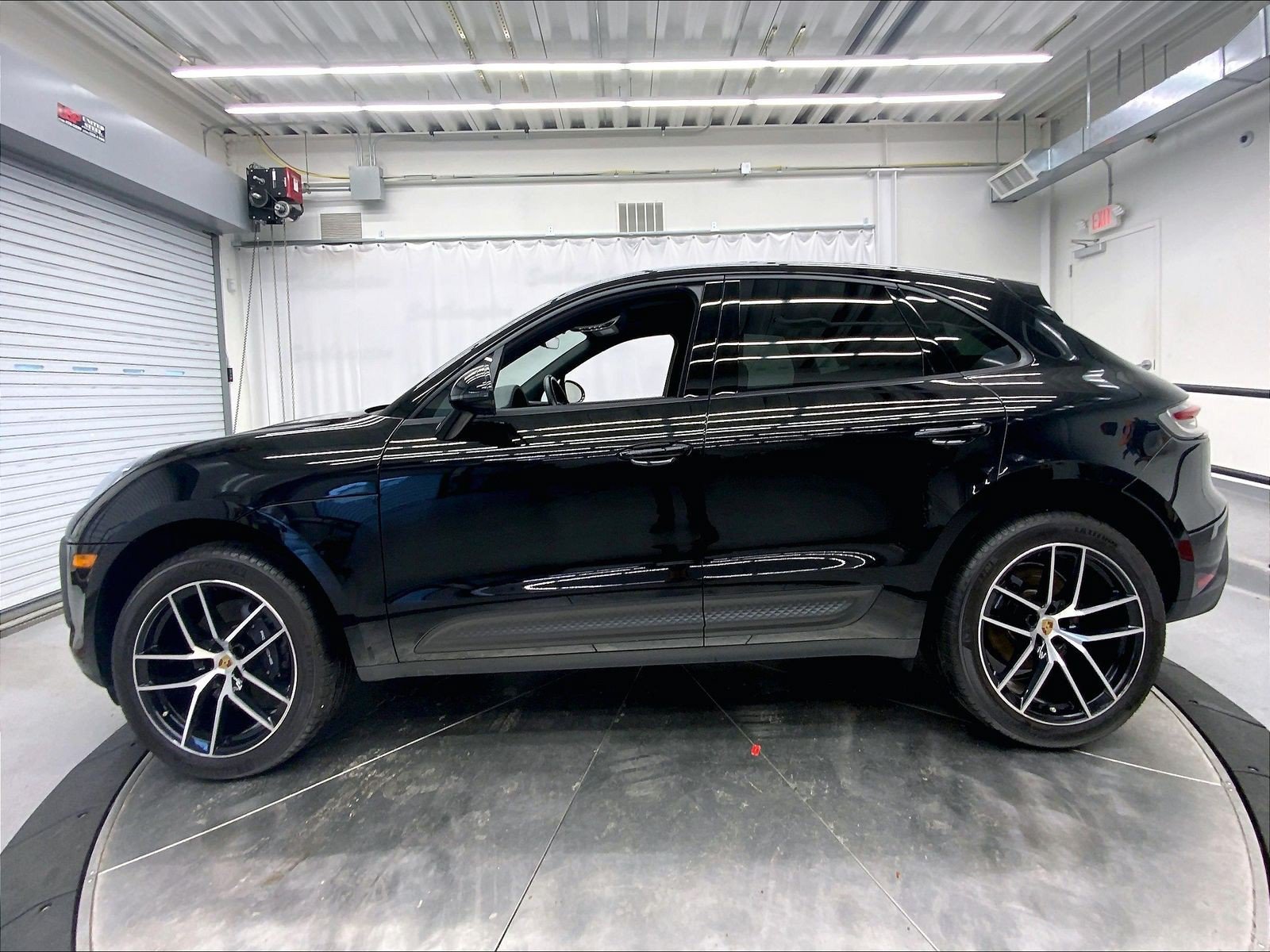 Certified 2023 Porsche Macan AWD/4WD image 2