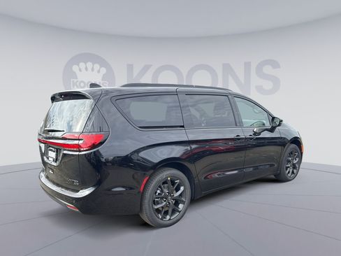 New 2026 Chrysler Pacifica Limited w/ S Appearance Package AWD/4WD image 7