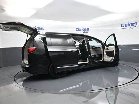 Used 2018 Chrysler Pacifica Limited w/ Advanced Safetytec Group image 56