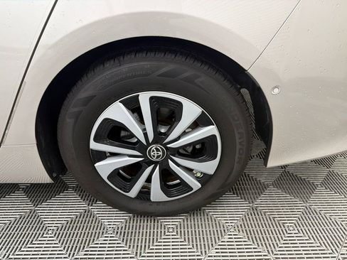 Used 2018 Toyota Prius Prime Advanced image 19