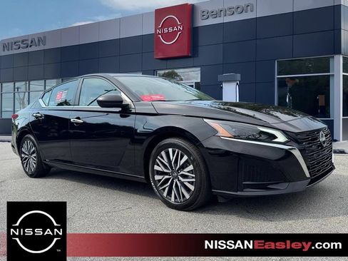 Certified 2024 Nissan Altima 2.5 SV FWD image 1