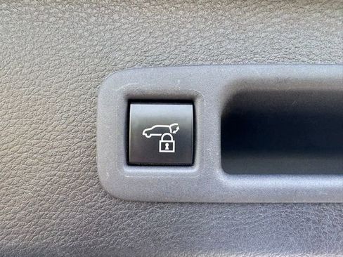 Used 2025 Toyota Sienna XLE image 10