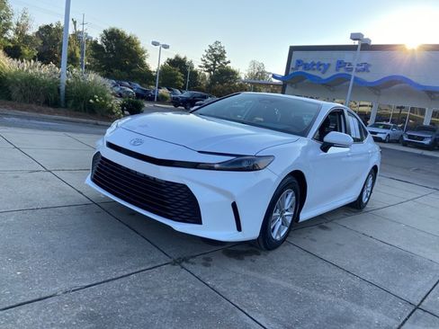 Used 2025 Toyota Camry LE FWD image 4