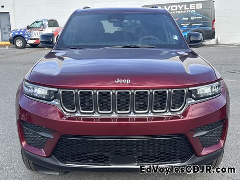 Certified 2025 Jeep Grand Cherokee Laredo X image 9