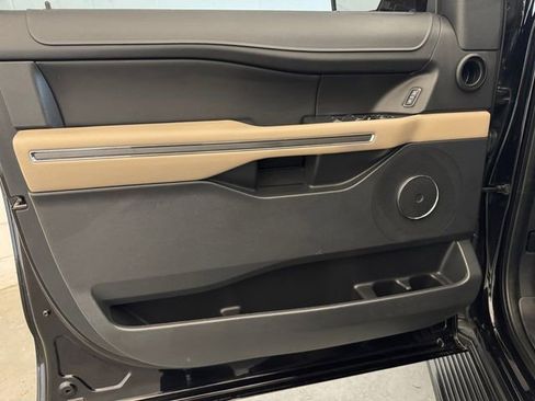 Used 2023 Ford Expedition XLT image 4