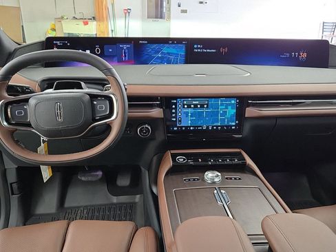 New 2025 Lincoln Navigator Reserve image 2