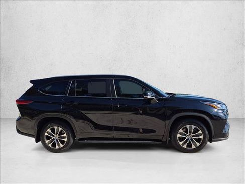Used 2023 Toyota Highlander XLE FWD image 4