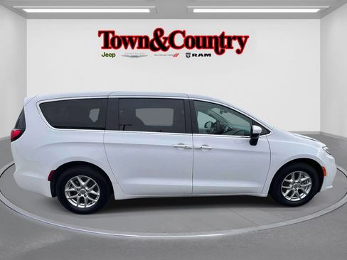 Certified 2023 Chrysler Pacifica Touring-L FWD image 4