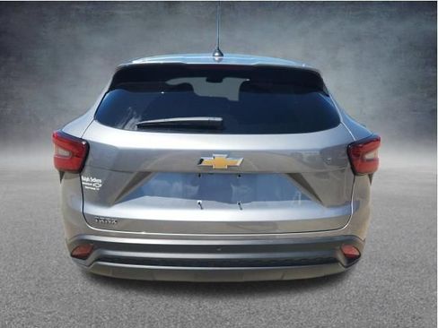 Used 2024 Chevrolet Trax LS w/ LS Convenience Package FWD image 8