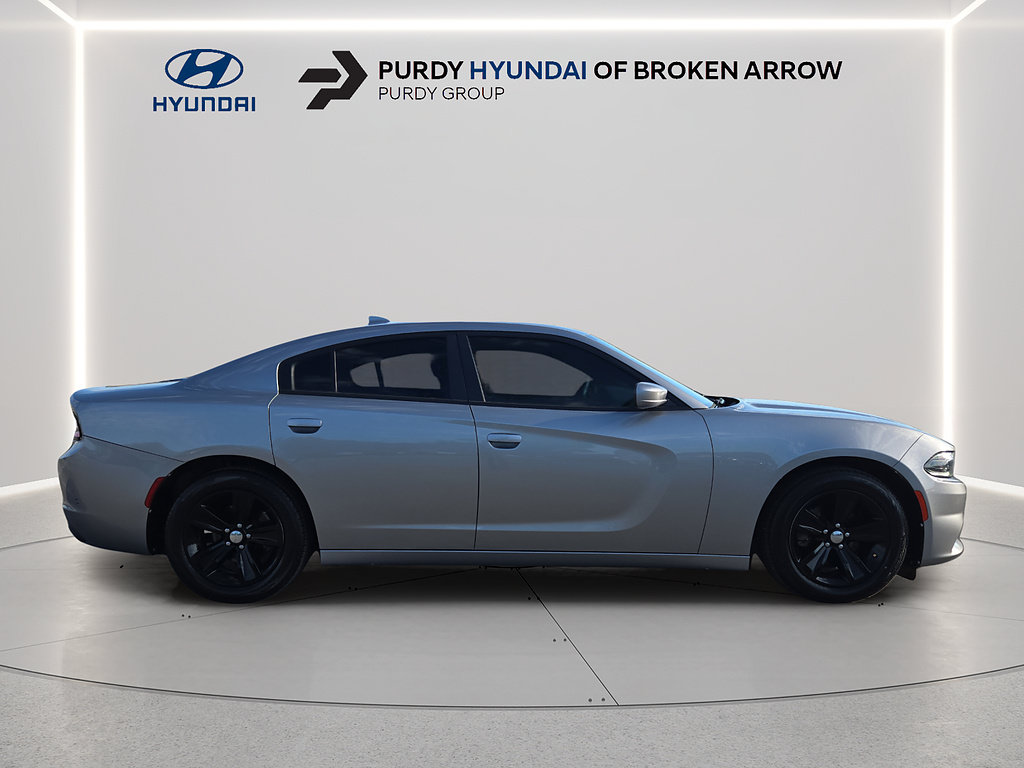 Used 2017 Dodge Charger SXT RWD image 2