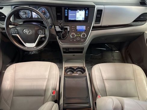 Used 2017 Toyota Sienna XLE w/ XLE Navigation Package FWD image 5
