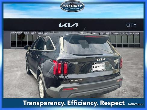 Used 2023 Kia Sorento LX AWD/4WD image 5
