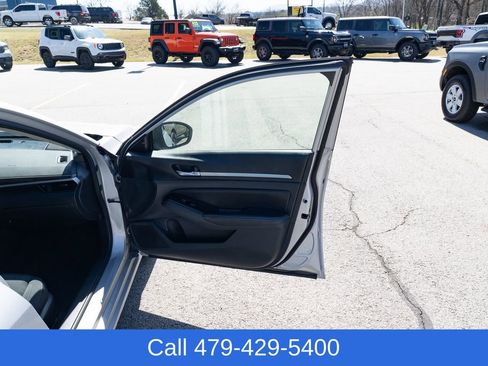 Used 2023 Nissan Altima 2.5 SV image 17