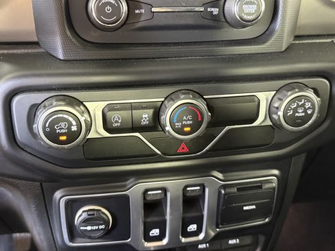 Used 2018 Jeep Wrangler Sport AWD/4WD image 22