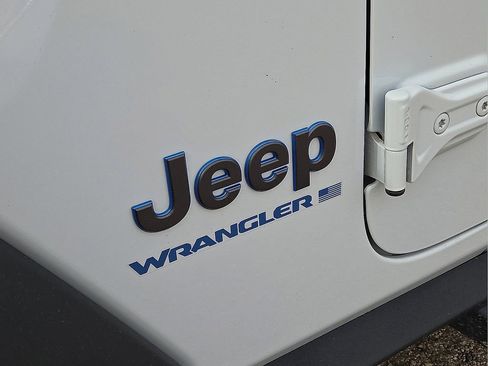 Used 2024 Jeep Wrangler Unlimited image 13