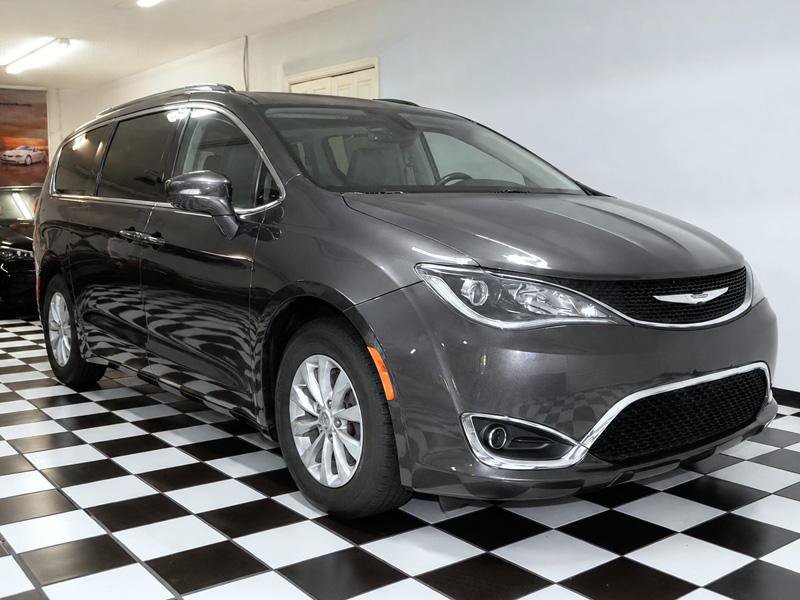 Used 2019 Chrysler Pacifica Touring-L FWD image 3