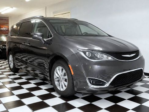 Used 2019 Chrysler Pacifica Touring-L FWD image 3