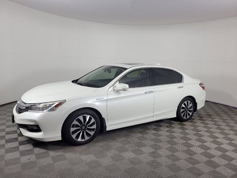 Used 2017 Honda Accord Touring image 2
