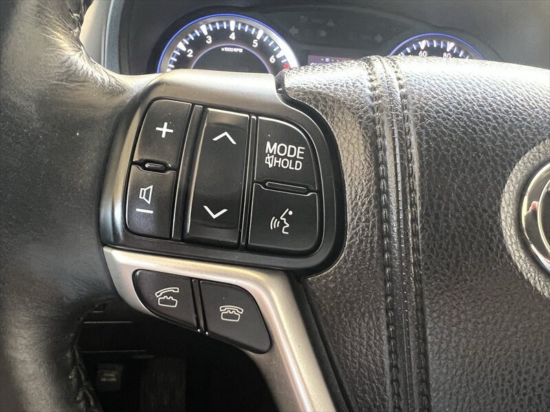 Used 2014 Toyota Highlander Plus FWD image 5