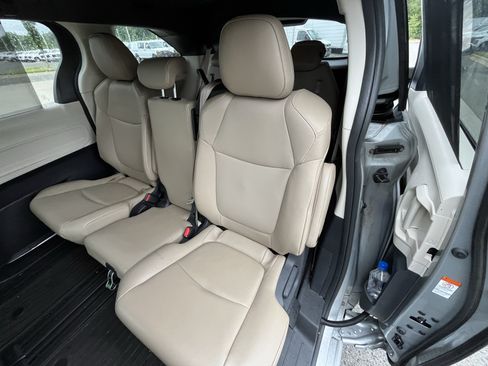 Used 2021 Toyota Sienna XLE FWD image 29