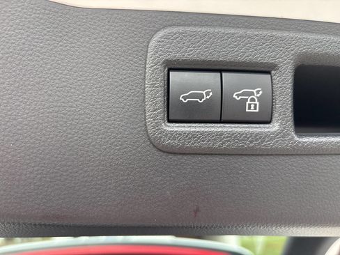 Used 2024 Toyota Venza Limited image 29