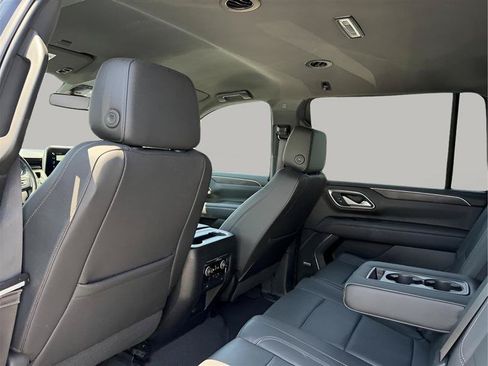 Used 2022 Chevrolet Suburban LT RWD image 25