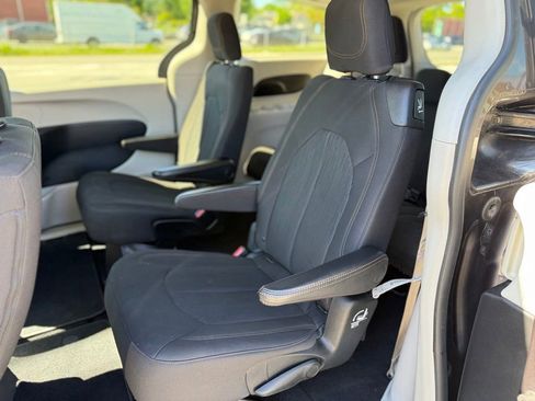 Used 2017 Chrysler Pacifica Touring FWD image 14