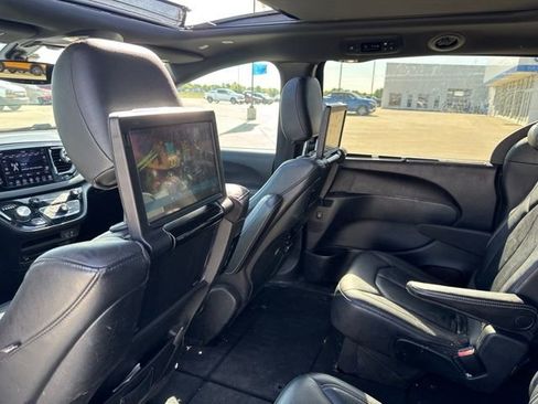 Used 2020 Chrysler Pacifica Touring-L Plus w/ S Appearance Package FWD image 4