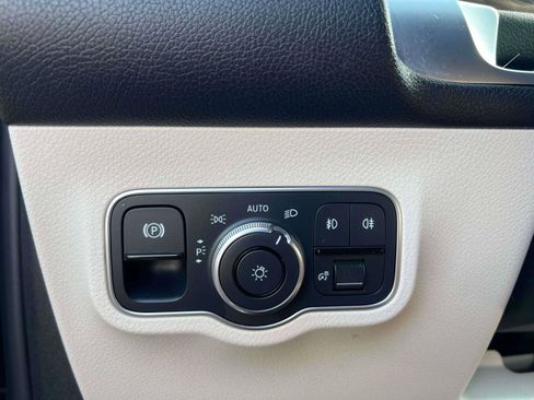Used 2023 Mercedes-Benz GLB 250 4MATIC w/ Premium Package image 19