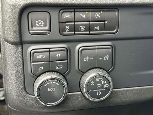 Used 2025 Chevrolet Suburban High Country image 23