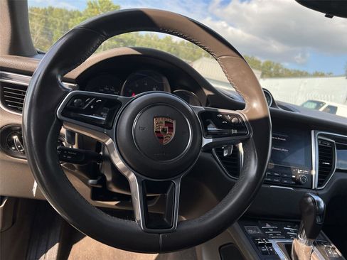 Used 2018 Porsche Macan BASE image 13