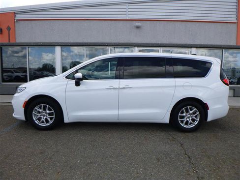 Used 2023 Chrysler Pacifica Touring-L FWD image 2