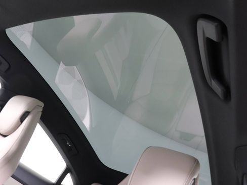 Used 2025 Porsche Taycan image 30