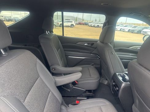 Used 2025 Chevrolet Traverse LT image 30