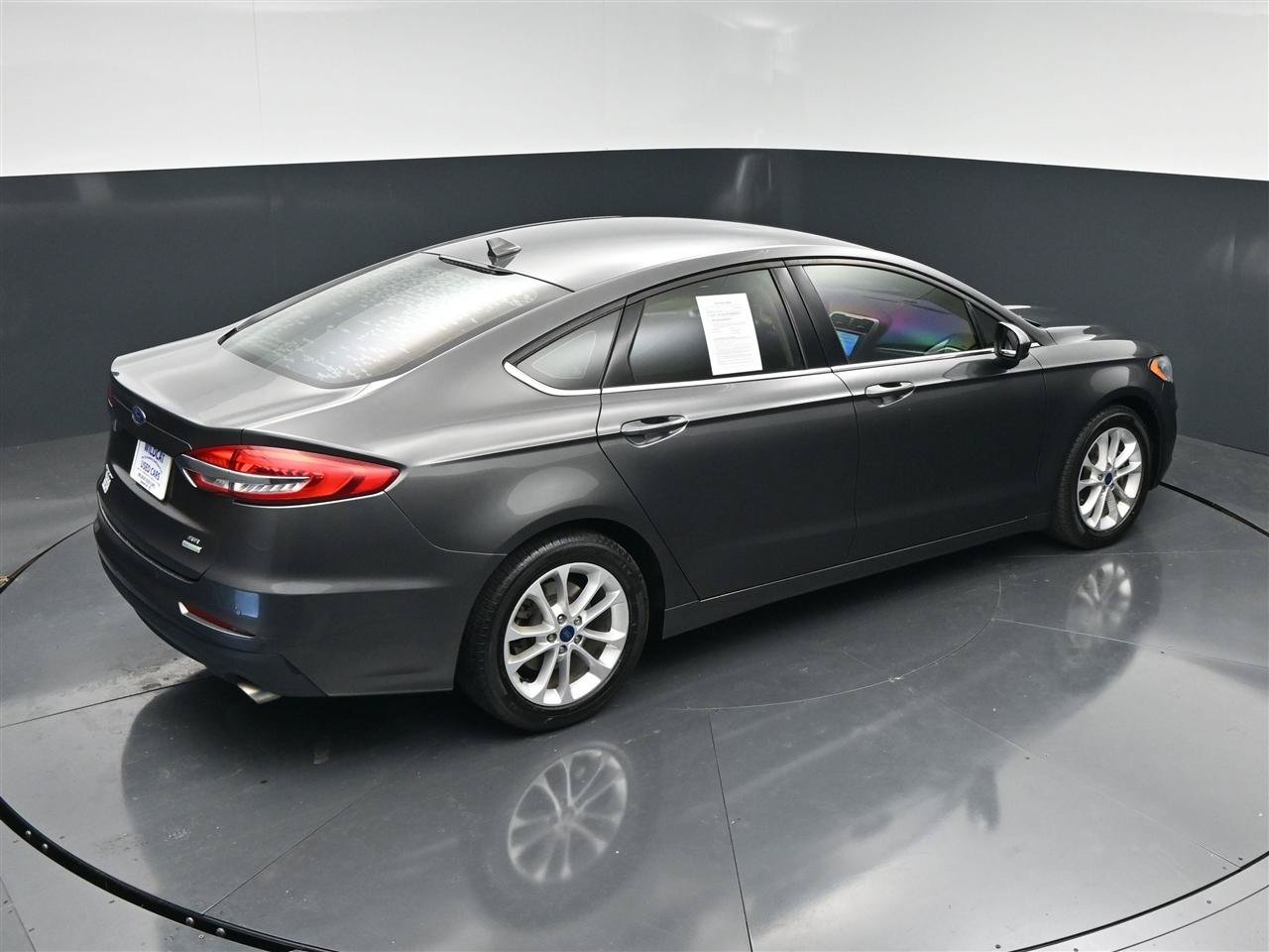 Used 2019 Ford Fusion SE FWD image 23