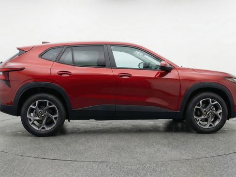 Used 2025 Chevrolet Trax LT image 11