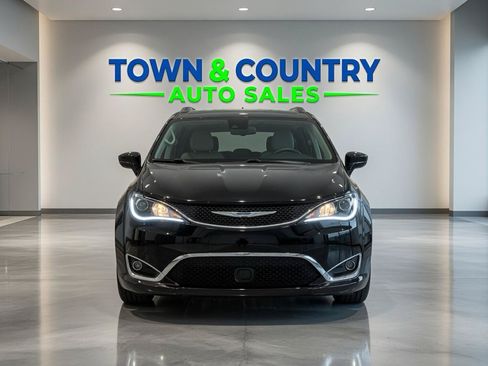 Used 2017 Chrysler Pacifica Touring-L FWD image 9