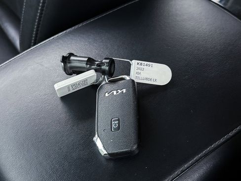 Used 2022 Kia Telluride LX image 31