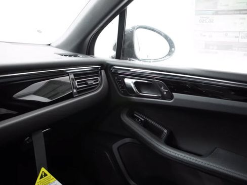 Certified 2026 Porsche Macan AWD/4WD image 33