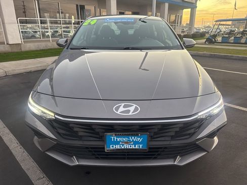 Used 2024 Hyundai Elantra SEL image 2