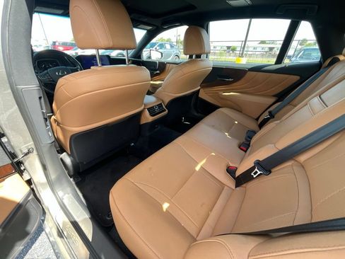 Used 2023 Lexus LS 500 w/ Accessory Package (Z1) RWD image 3