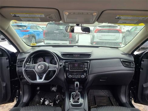 Used 2018 Nissan Rogue SV image 9