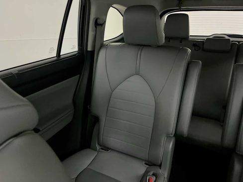 Used 2021 Toyota Highlander XLE AWD/4WD image 12