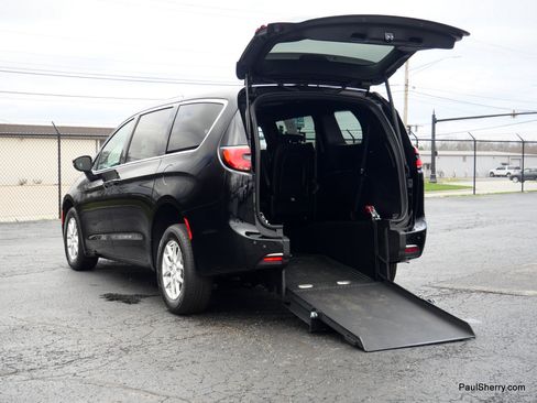 Used 2025 Chrysler Pacifica Select FWD image 9