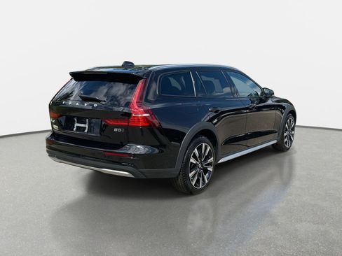 Used 2025 Volvo V60 B5 Cross Country Ultra w/ Climate Package image 5