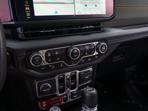 Used 2024 Jeep Gladiator Mojave AWD/4WD image 28
