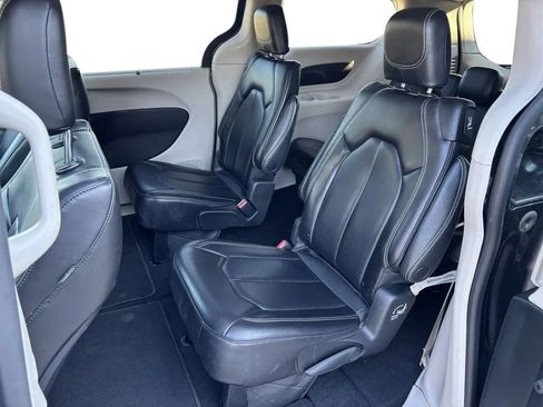 Used 2023 Chrysler Pacifica Touring-L FWD image 22