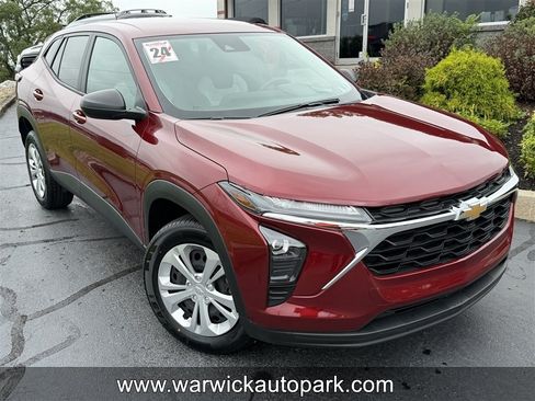 Used 2024 Chevrolet Trax LS FWD image 1