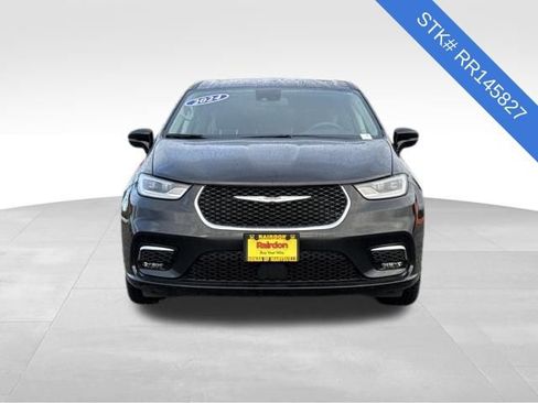 Used 2024 Chrysler Pacifica Touring-L image 2